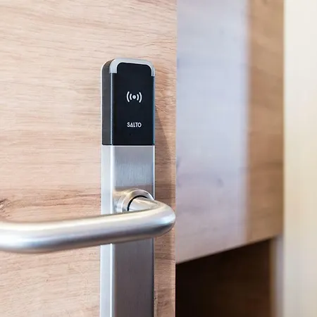 Max 70 I Contactless Check-in Hotel